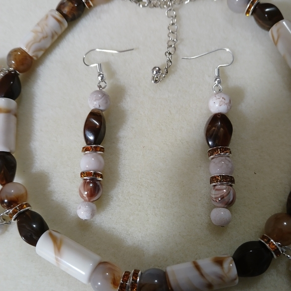 NWT Handcrafted Natural Stone and Shell Choker Necklace and Earrings Set. - Picture 9 of 9